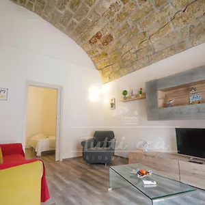 Tutti Ccà Airport Bed & Breakfast Terrasini