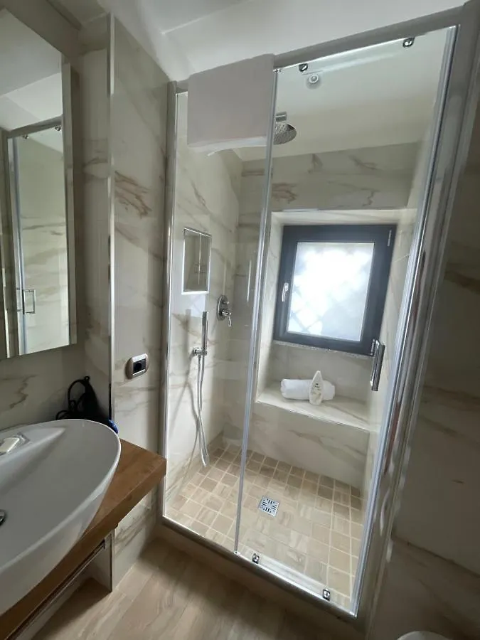 Le Chic Rooms Napoli 0*,  Italia