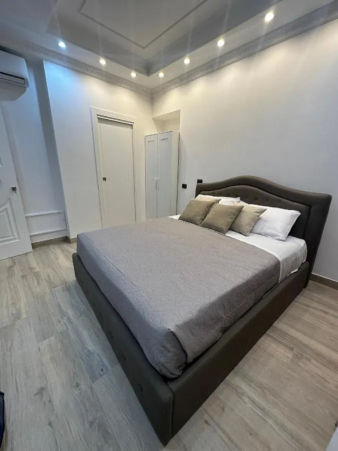 Le Chic Rooms Naples 0*,  Italy